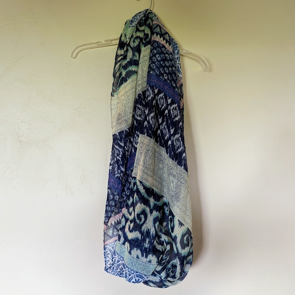 Patterned infinity scarf - Picture 2 of 3